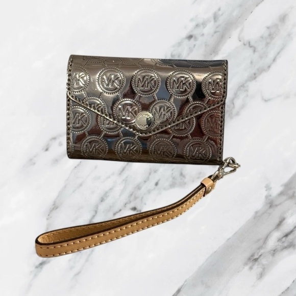 Michael Kors Vintsge Y2K Metallic Silver Wristlet and Phone Case Wallet - Picture 1 of 15